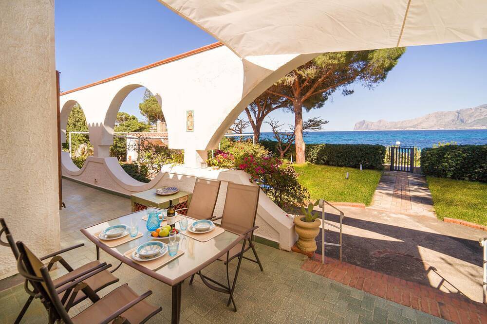 Private beach, exclusive residence, view of the gulf, smell of the sea! in Carini, Palermo Province