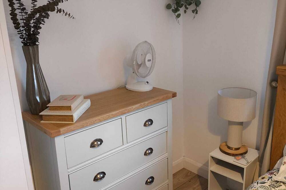 Local, Sunny, Very Clean, Fully equipped, Wifi, 3 bed! 5 min walk to key shops! in Carrickfergus, Grafschaft Antrim