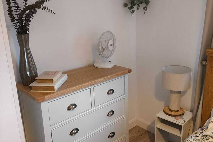 Local, Sunny, Very Clean, Fully equipped, WiFi, 3 bed! 5 min walk to key shops! in Carrickfergus, Grafschaft Antrim