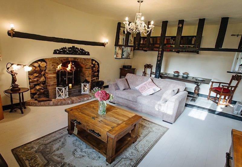 Elizabethan Manor House - Sleeps 2-4 - Parking in Burnham-on-Crouch, Essex
