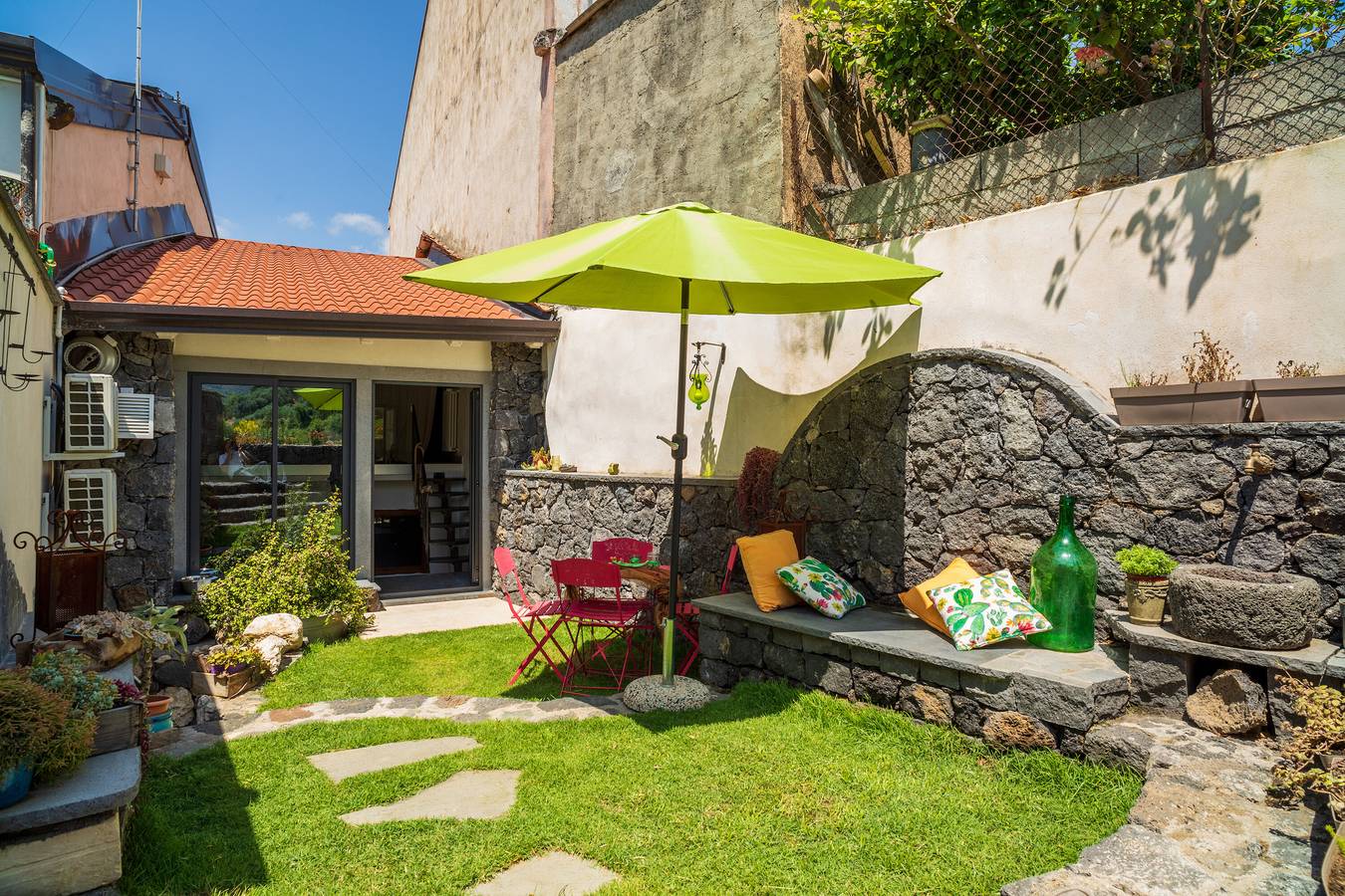 Entire apartment, Apartment 'Sikelia Relais 2' with Mountain View, Wi-Fi and Air Conditioning in Linguaglossa, Mount Etna