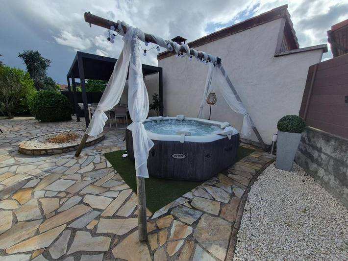 Location de vacances pour 5 personnes, avec jardin ainsi que piscine et jacuzzi à Clermont-Ferrand - 4