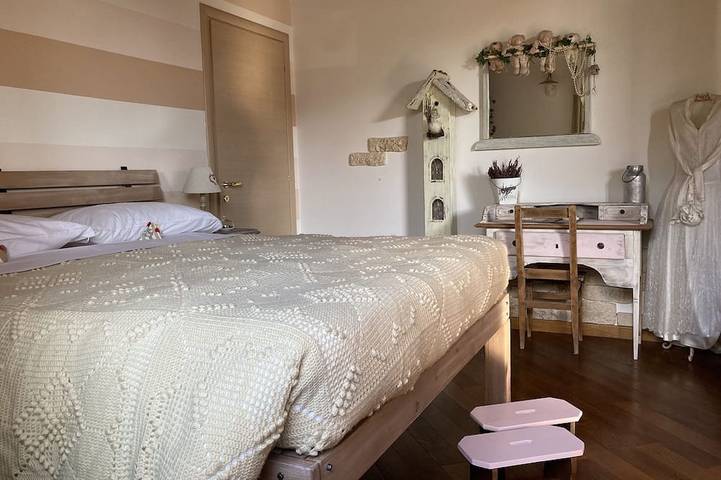 Appartamento intero, Verona, abitazione con portico e giardino, in casa singola, parcheggio interno in Verona, Prealpi Gardesane