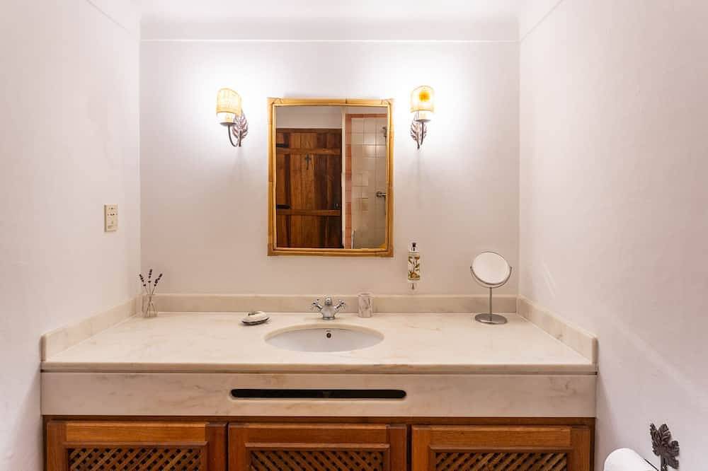 Cabaña de pastores convertidos en bosque tradicional de corcho, cerca de Evora in Redondo, Distrito de Évora