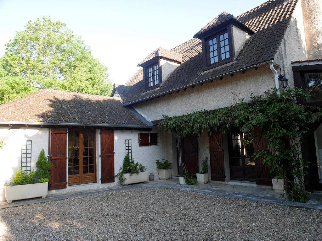 Maison d'hôtes avec piscine à 30 m de Paris, 6/8 personnes in Élancourt, Yvelines