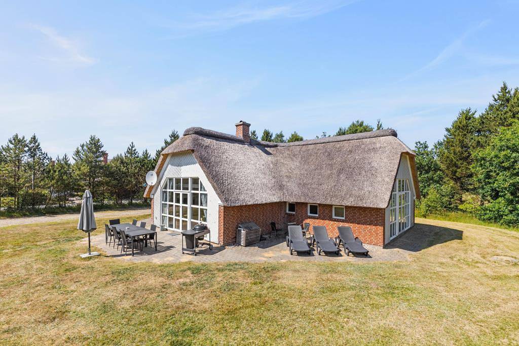 Klassisches Poolhaus mit Sauna und Whirlpool für 10 Personen in Nørre Nebel, Varde