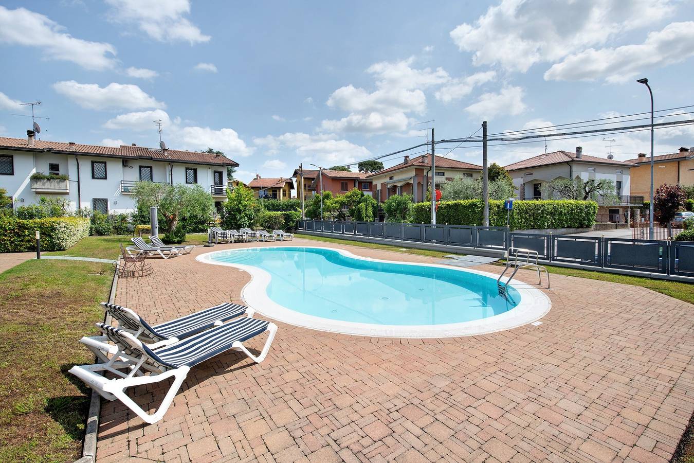 Appartamento intero, Appartamento di vacanza 'Katy Lake Salvia' con piscina condivisa, terrazza privata e Wi-Fi in Rivoltella del Garda, Desenzano del Garda