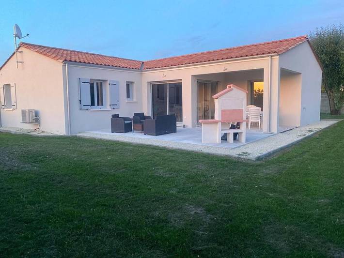 Location de vacances pour 6 personnes, avec vue et jardin à Grézac - 2