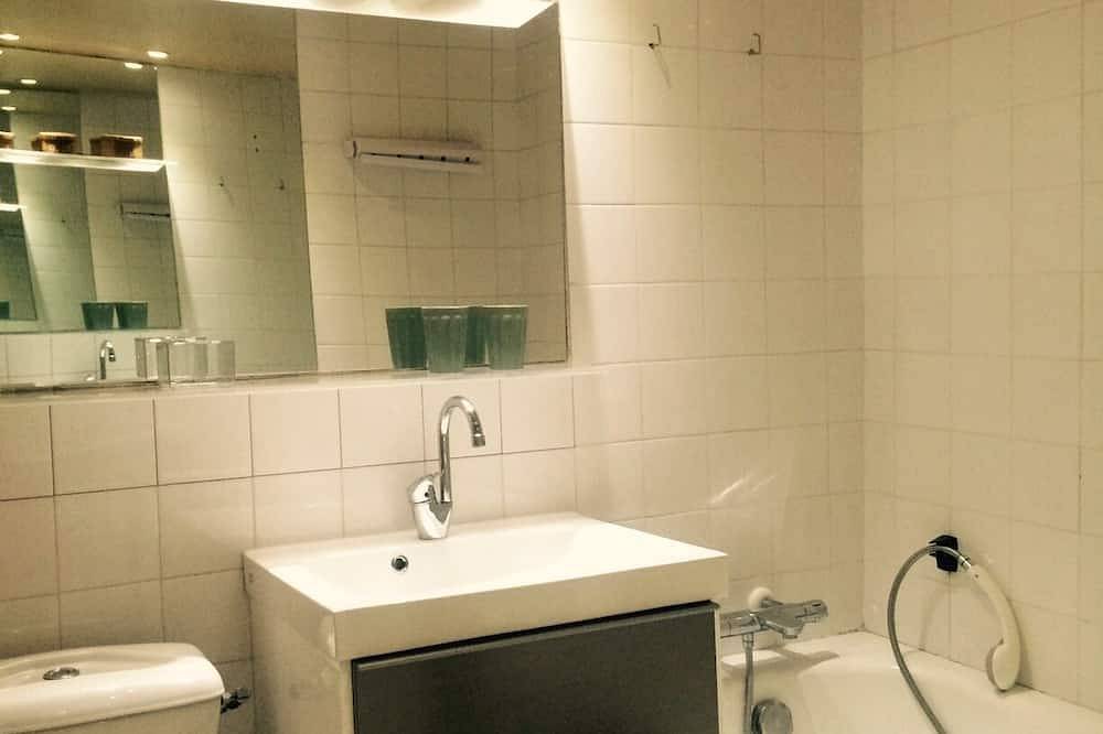 Entire apartment, In small private hotel in the city center, 45m2 apartment in Perpignan, Côte d'Améthyste