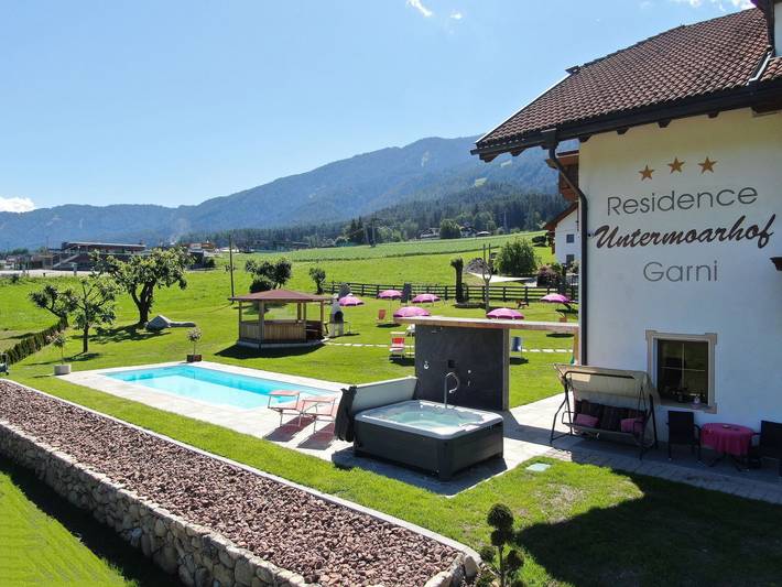 Ferienwohnung für 5 Personen, mit Balkon und Whirlpool sowie Garten in Bruneck