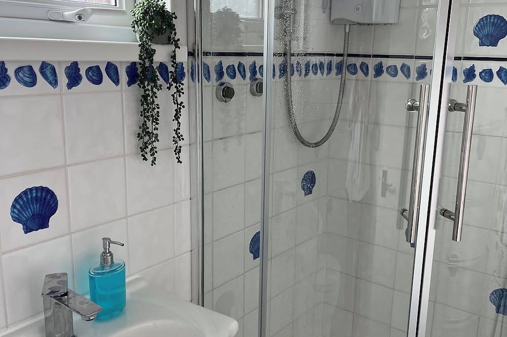 Caswell Bay Beach Chalet, Gower. Perfect for families.  3 min. walk to beach. in Swansea region