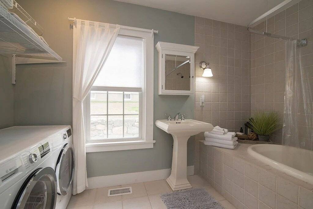 The Farmhouse Downtown Mystic~Walk to Seaport, Shops and Restaurants in Mystic, Connecticut