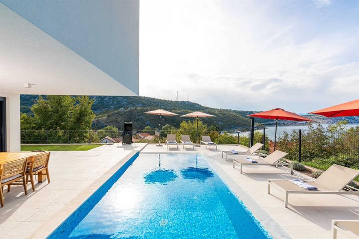 Ferienhaus mit meerblick für 12 Personen, mit Balkon/Terrasse und Terrasse sowie Garten und Pool in Kvarner Bucht - 2