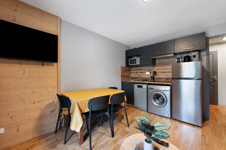 Entire apartment, “La Perle Albiez Montrond” Apartment with Private Terrace and Wi-Fi in Col du Mollard, Albiez-Montrond