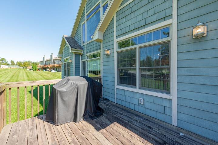 Vacation rental for 8 people, with hot tub and pool as well as balcony in McHenry