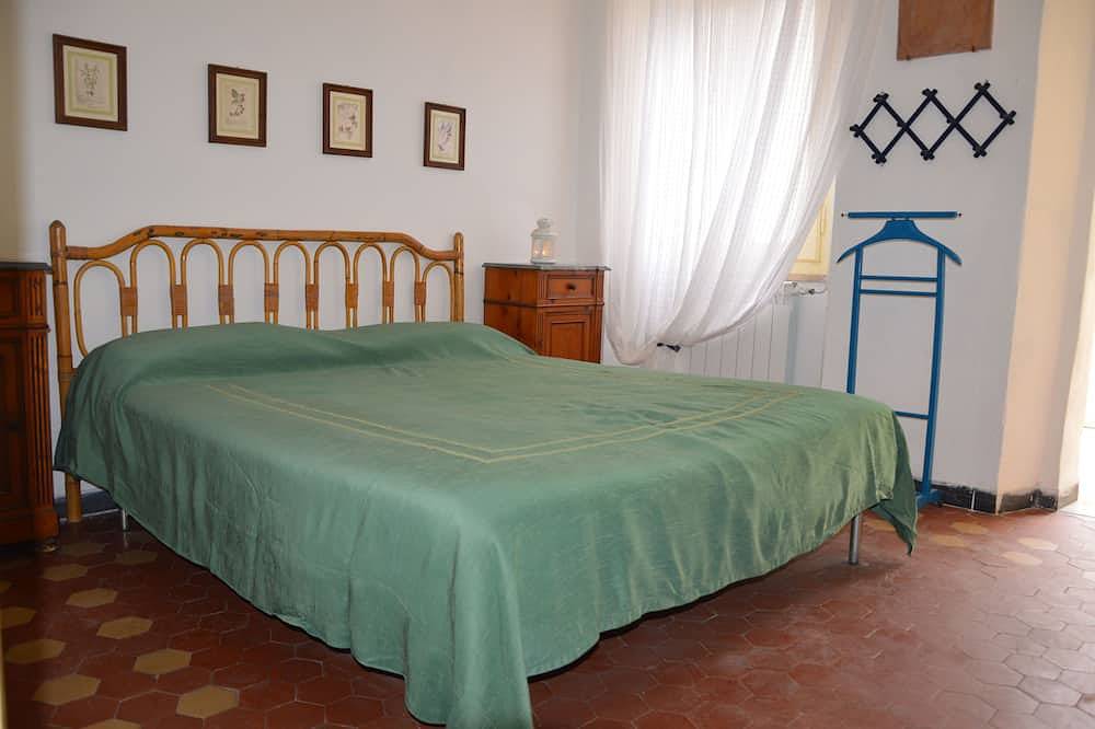 Het torenhuis in het historische centrum van Sarzana in Sarzana, Regionaal Natuurpark Montemarcello-Magra-Vara