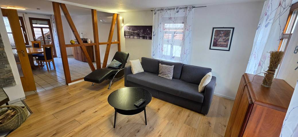 Ganze Wohnung, Ferienwohnung 'AusZeit' mit WLAN und Klimaanlage in Grafenberg, Neckar-Alb