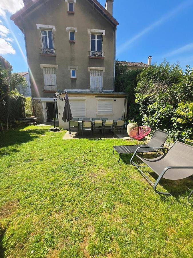 Appartement entier, Apartment with private garden at 5 min to station and Paris 15 min in Chaville, Hauts-de-Seine