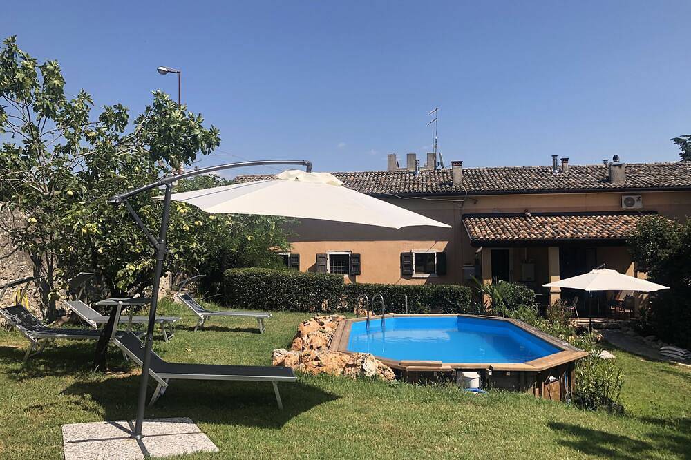 Ganze Wohnung, Villa Nogarola - private pool and garden in Caprino Veronese, Gardasee-Berge