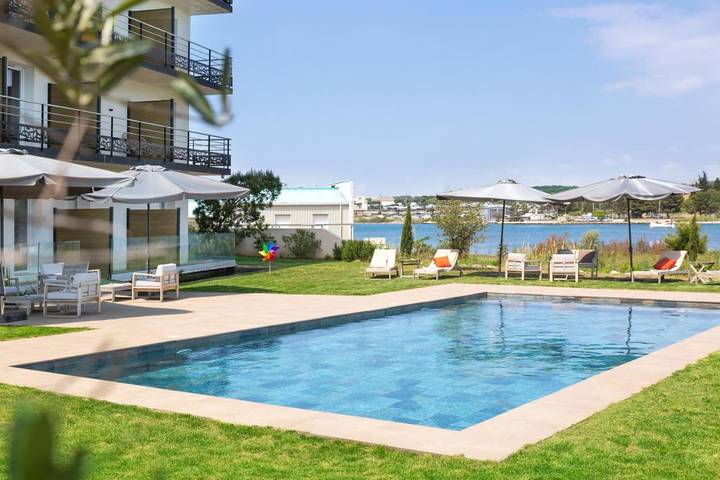 Hôtel pour 3 personnes, avec piscine ainsi que jardin et vue, animaux acceptés