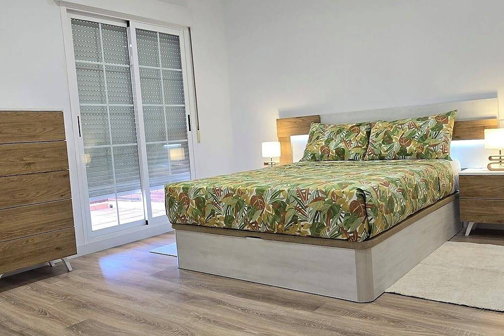 Entire apartment, Chic 2-bedroom apartment with Wifi, Ac in awesome Aguadulce in Roquetas de Mar, Costa de Almería