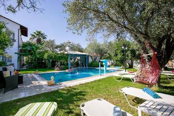 Ferienwohnung für 4 Personen, mit Pool und Garten in Archangelos