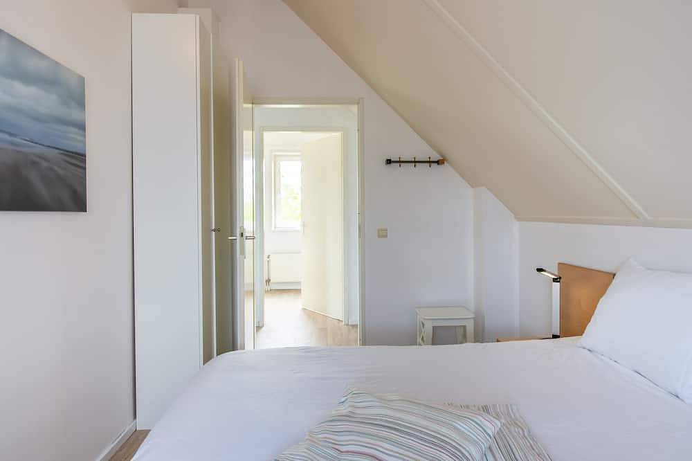 Antibes 262 - Freistehendes Ferienhaus direkt am See mit großem Garten in Hoofdplaat, Zeeuwse Kust