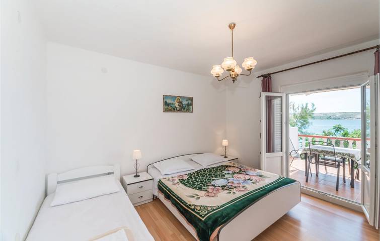 Apartamento vacacional entero, Encantador apartamento con vistas al mar, terraza y barbacoa, a 1,5 km de la playa in Kustići, Pag