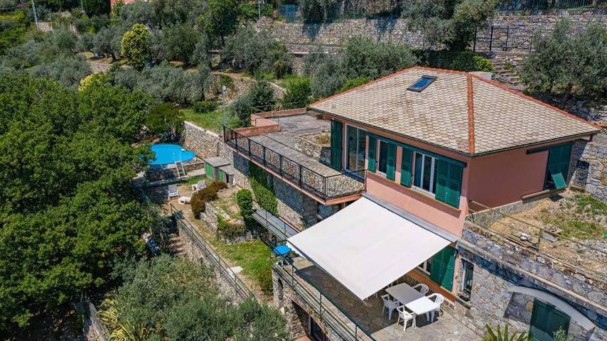 Ferienhaus für 20 Personen, mit Balkon und Whirlpool sowie Terrasse und Garten