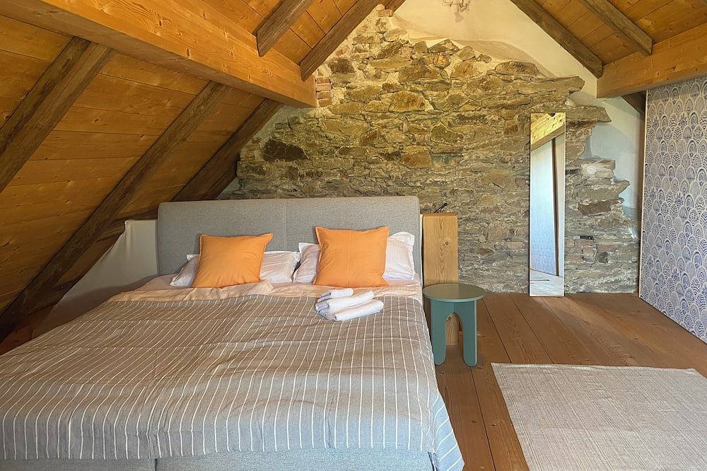 Ganze Wohnung, Glockenturm der Schlosskapelle-Ein kunterbunter Urlaub im Bayerischen Wald in Schwarzach, Ostbayern