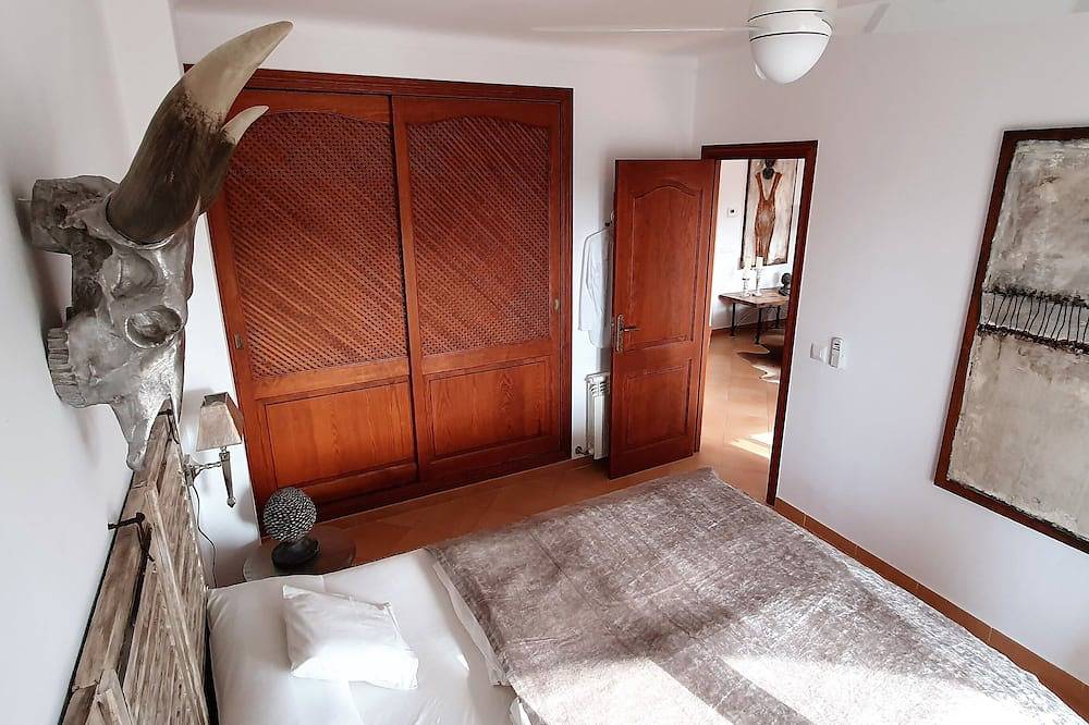 Entire apartment, Quality furnishings, large pool, stunning sea views, just 200m to the beach in Cala Santanyí, Santanyí
