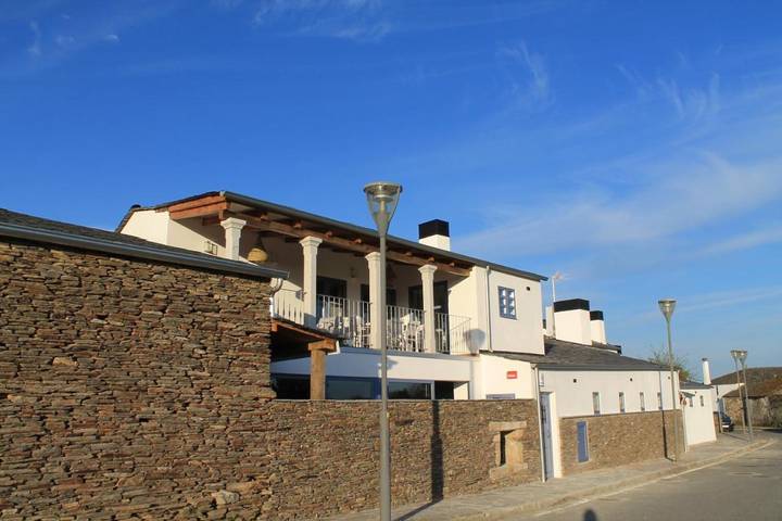 Casa rural para 6 personas, con vistas además de jardín y terraza, Se admiten mascotas en Otero de Rey