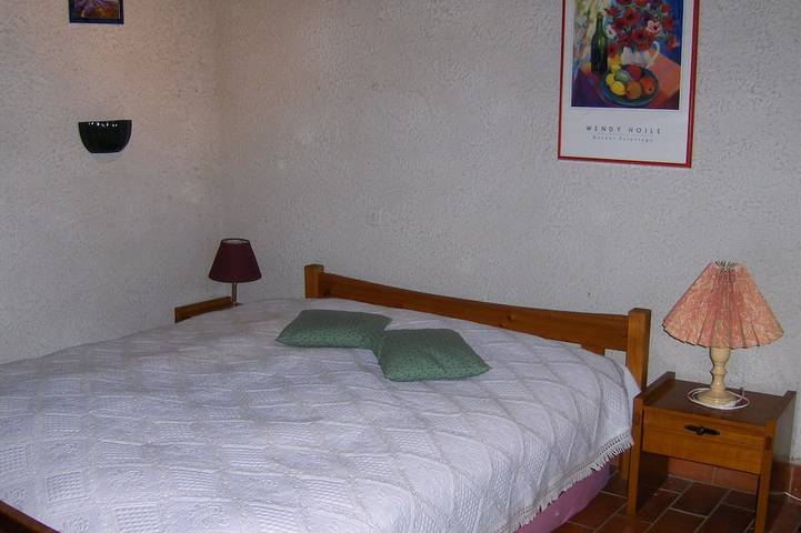 Location de vacances pour 8 personnes, avec terrasse ainsi que jardin et piscine, animaux acceptés à Le Pin - 2