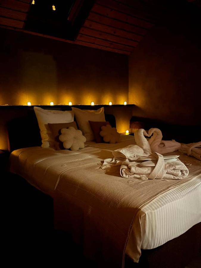 Location de vacances pour 2 personnes, avec jacuzzi ainsi que sauna et balcon à Wéris