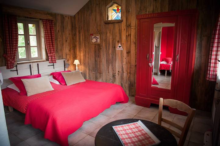 Cottage pour 3 personnes, avec jardin et piscine à Tour-de-Faure