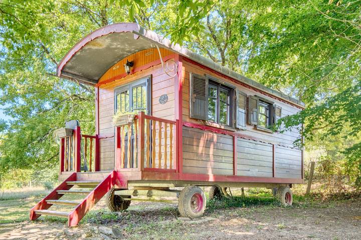 Appartamento intero, La Roulotte Rouge - Soggiorno insolito in caravan - Alloggio atipico nel cuore della Dordogna in Monsac, Périgord Pourpre