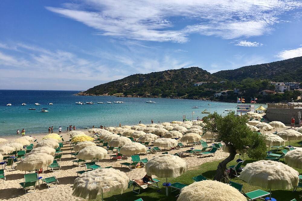 Ganze Wohnung, Apartment am Meer in Baja Sardinia - 6 Betten Juli - 150 Meter vom Strand entfernt! in Baja Sardinia, Arzachena