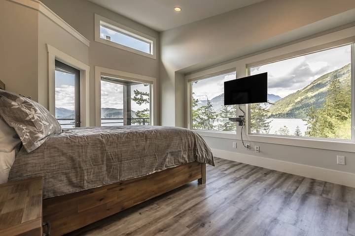 Lodge for 2 people, with pool in British Columbia