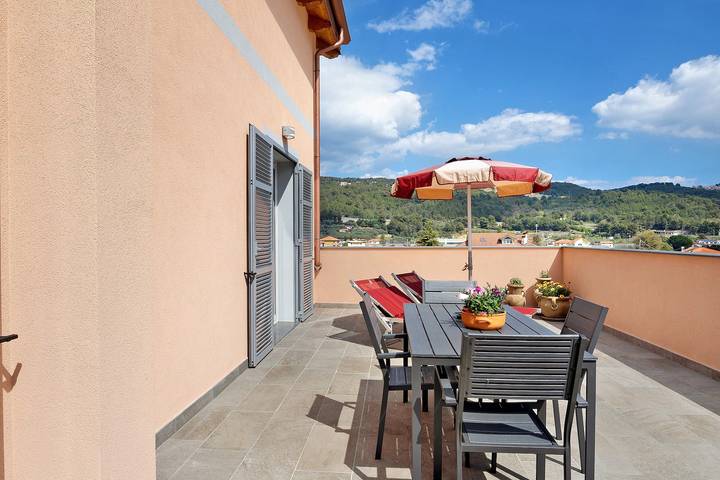 Appartamento intero, Appartamento vacanze "Antichi Ricordi - Le Giare" con 2 balconi, piscina condivisa e Wi-Fi in Andora, Riviera di Ponente