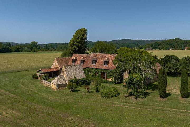 Location de vacances pour 8 personnes, avec piscine et jardin, adapté aux familles à Thonac - 4
