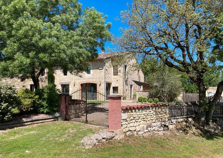 Gîte pour 14 personnes, avec jardin ainsi que terrasse et piscine - 1