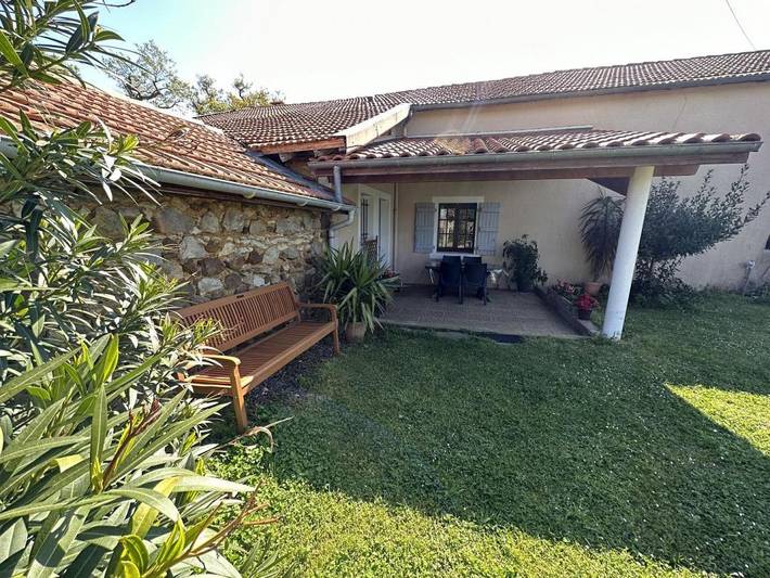 Gîte pour 6 personnes, avec jardin dans Horsarrieu