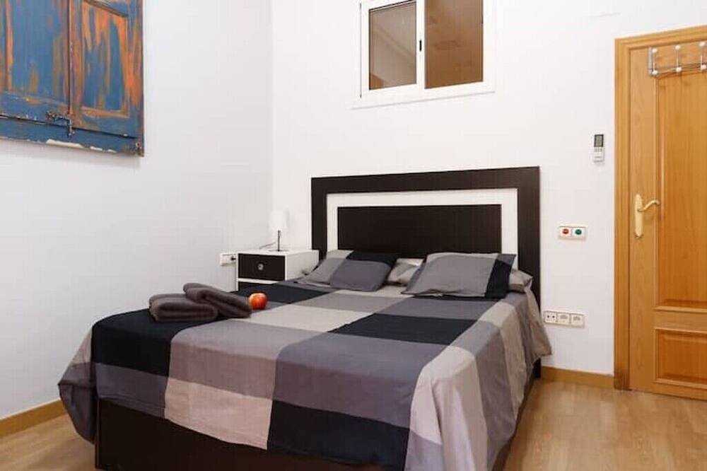 Entire apartment, Nice 1-Bedroom Apartment for 2ppl Steps from Camp Nou! in Barcelona Centre, Barcelona