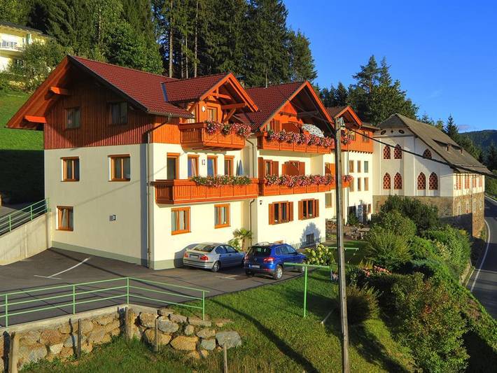 Hütte für 4 Personen, mit Ausblick und Garten sowie Seeblick und Pool, kinderfreundlich am Millstätter See