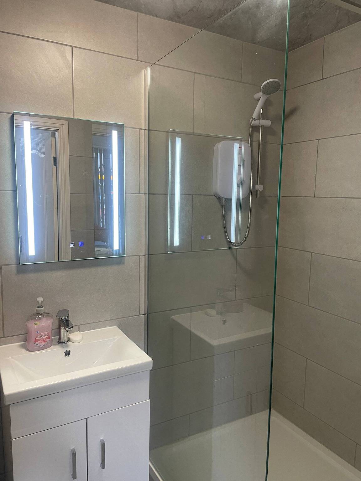 En-suite rooms available for short term in Huddersfield, West Yorkshire