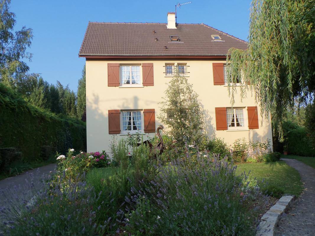 Gîte Au jardin de Nalla in Perthes, Parc naturel régional du Gâtinais français