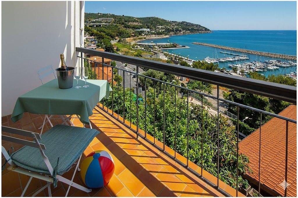 Apartamento entero, Flat with parking and lovely seaview terrace | V03 in San Lorenzo al Mare, Riviera di Ponente