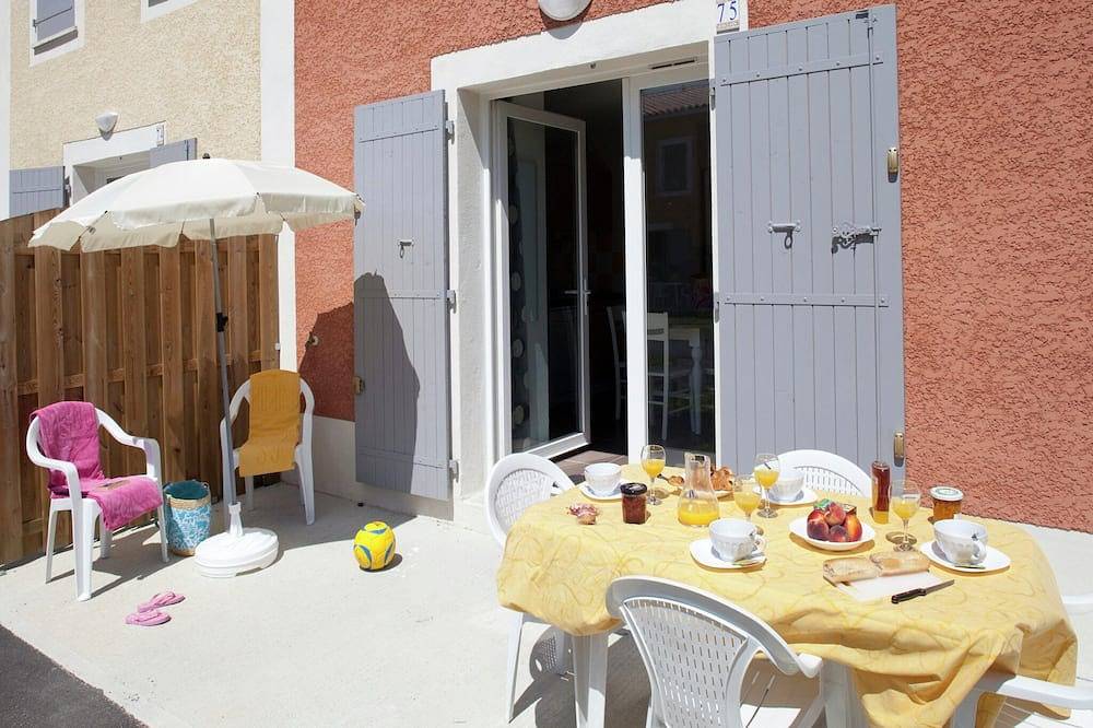 Village Retreat with Terrace in Colombiers, Côte d'Améthyste