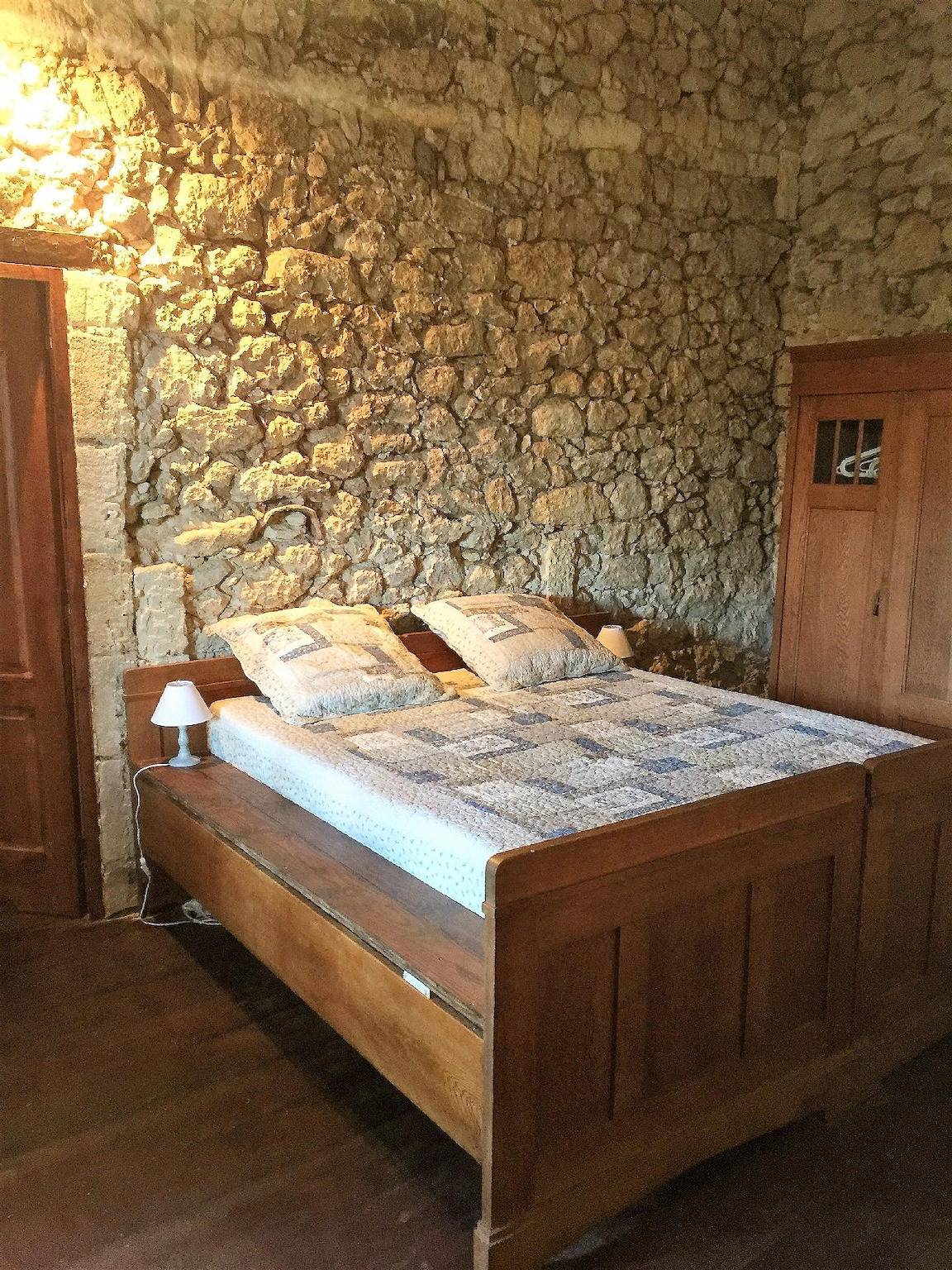 Entire holiday apartment, Holiday home in Pujols with shared pool in Pujols (Gironde), Libourne region