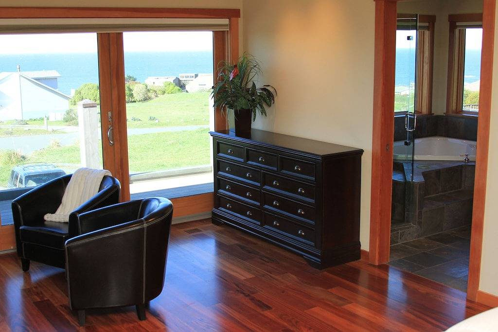 Atemberaubende Aussicht auf das Meer von jedem Zimmer aus! - Weg Zum Strand! - Gratis Wifi ! in California North Coast